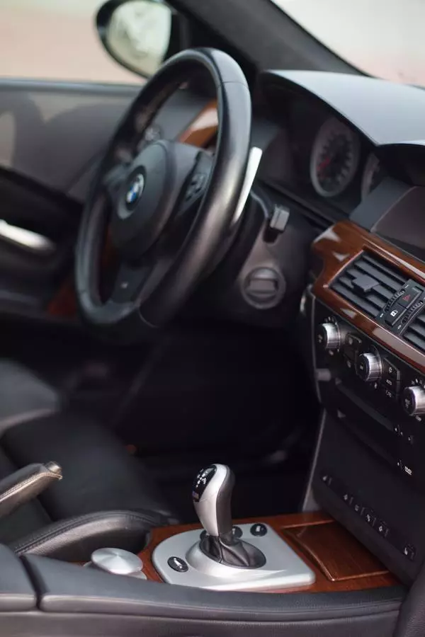 Wymiana amortyzatora w BMW X6 – jak to zrobić?